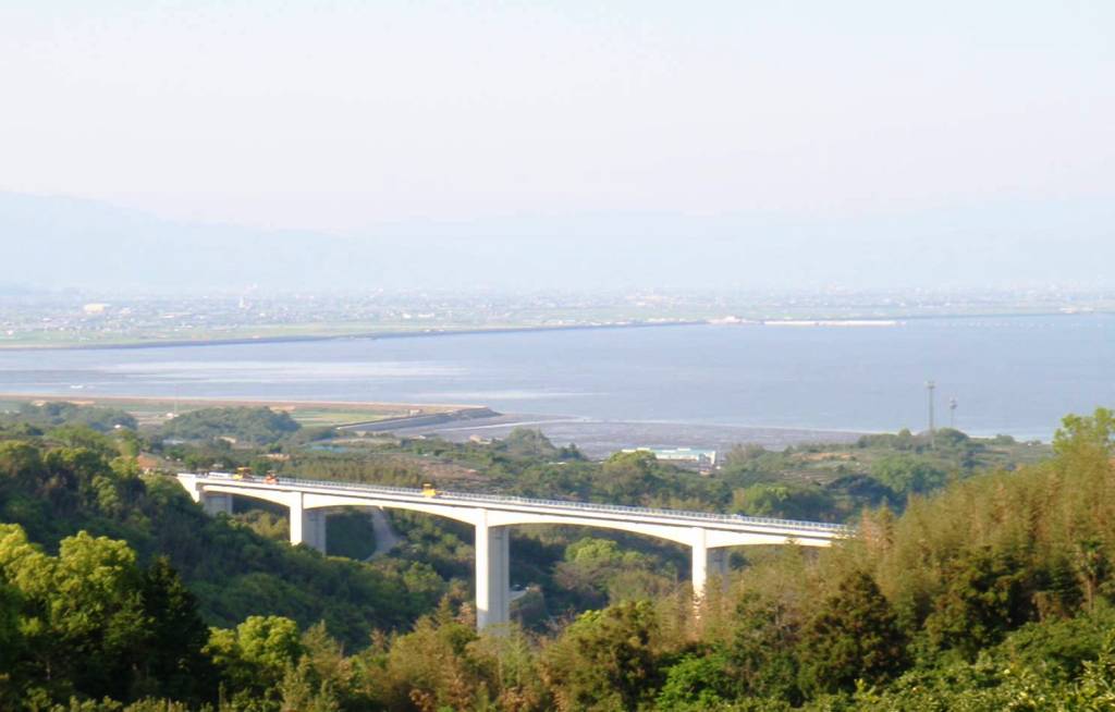 橋梁の向こうに見えるのは有明海